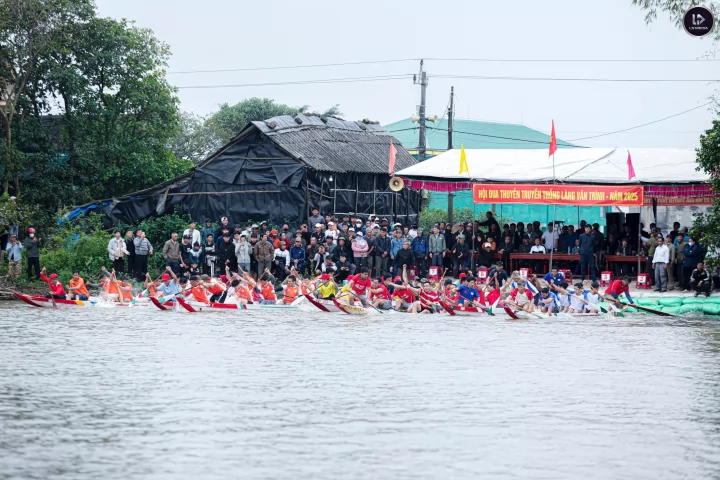 Đua ghe truyền thống Làng Vân Trình 2025